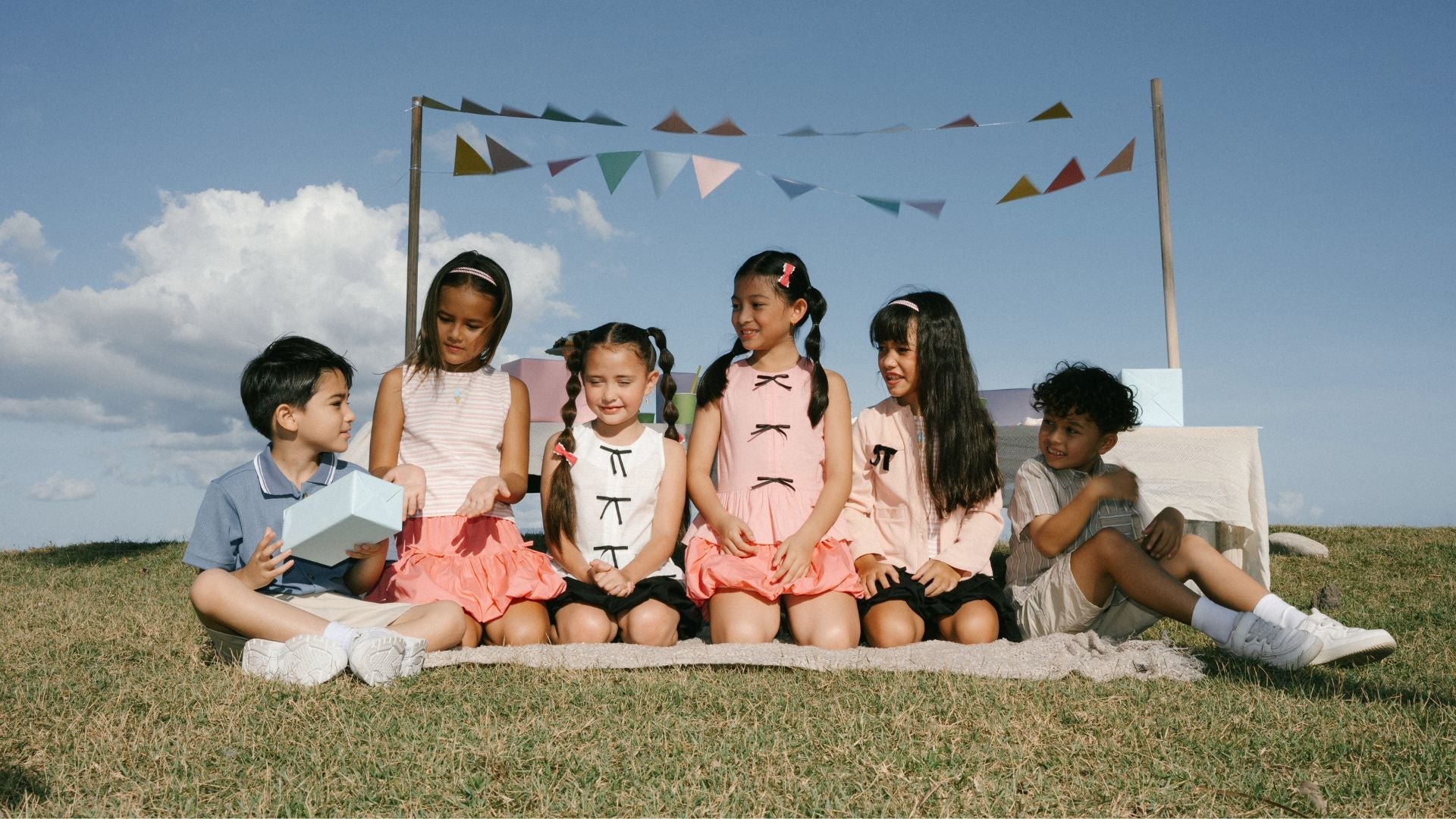 Tren Pakaian Anak Perempuan 2025: Gaya Gemas, Nyaman, dan Tetap Timeless!